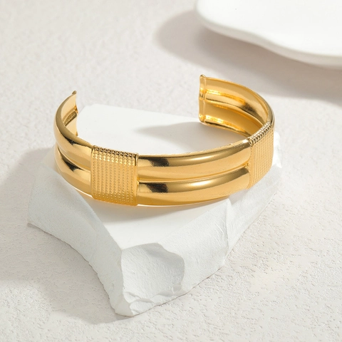 Stainless Steel Gold Open Cuff Bangle Armreif Für Herren Minimalistisches Geprägtes Vertikales Textur Polierter Modeschmuck