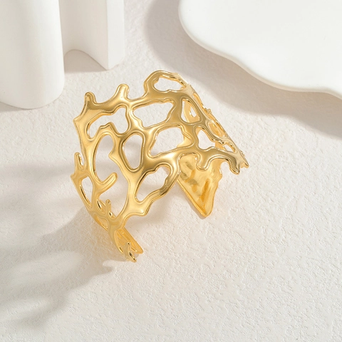 Breites Manschettenarmband Aus Edelstahl Unregelmäßiges Ausgehöhltes Korallendesign Vergoldet Verstellbar Mode Schmuck Damen