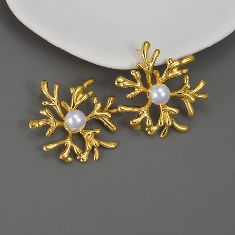 Elegante Sneeuwvlok Oorknopjes Roestvrij Staal Met Witte Kunstparels Chique Vergulde Tak Statement Sieraden Voor Dames