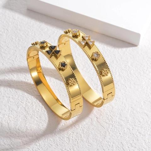Luxury Stainless Steel Clover Flower Inlaid Zirconia Bangle Beaded Edge Vintage Gold Plated Bracelet For Women Elegant Jewelry