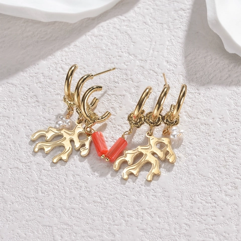 Vintage Vergoldete Edelstahl Hängeohrringe Mit Korallenform Anhänger Und Kleinen Künstliche Perlen Geometrischer Schmuck
