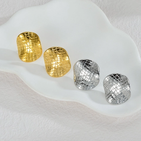 Orecchini A Lobo Tondi Irregolari Acciaio Inossidabile Trama Trapuntata Geometrici Donne Con Perno In Oro 18K