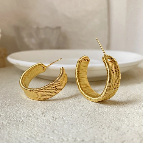 Pendientes de Aro Tejidos de Cobre Chapados en Oro de 18K para Mujer Pendientes Minimalistas en Forma de C Envueltos en Alambre