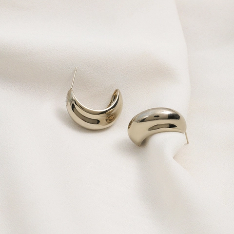 Orecchini A Lobo Cerchio Spessi Minimalisti A Forma Di C In Rame Placcato Oro Lucido Con Perno In Argento Per Donna