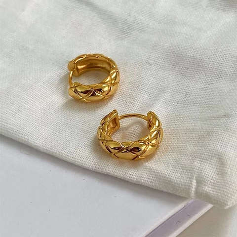Gesteppte Creolen 18K Vergoldetes Messing Geometrisches Rautenmuster Retro Leichter Luxus Mode Schmuck Für Frauen