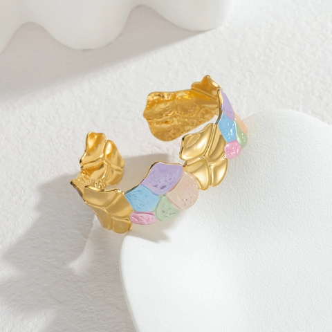 Bracciale Rigido Aperto Largo Acciaio Inossidabile Placcato Oro 18K Smalto Martellato Bordo Ondulato Design Artistico Irregolare Per Donne