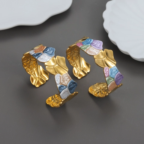 Bracciale Rigido Aperto Largo Acciaio Inossidabile Placcato Oro 18K Smalto Martellato Bordo Ondulato Design Artistico Irregolare Per Donne