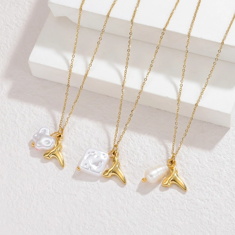 Collana Con Pendente Coda Di Balena In Acciaio Inossidabile Placcato Oro 18K E Perla Artificial Barocca Da Donna