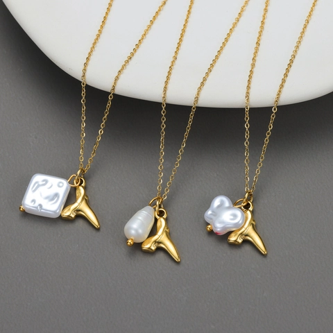 Collana Con Pendente Coda Di Balena In Acciaio Inossidabile Placcato Oro 18K E Perla Artificial Barocca Da Donna