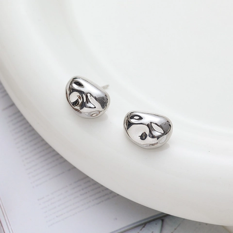 Orecchini A Lobo A Forma Di Fagiolo Irregolare Lucidato Minimalista Perno In Rame Placcato Oro 18K Per Donne