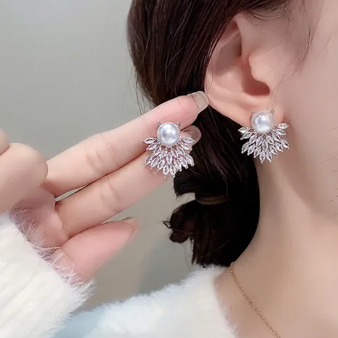 Pendientes De Botón Elegantes Con Forma De Abanico Perla Artificial Circonita Bañado En Oro Y Poste De Plata 925