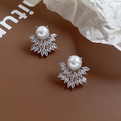 Pendientes De Botón Elegantes Con Forma De Abanico Perla Artificial Circonita Bañado En Oro Y Poste De Plata 925