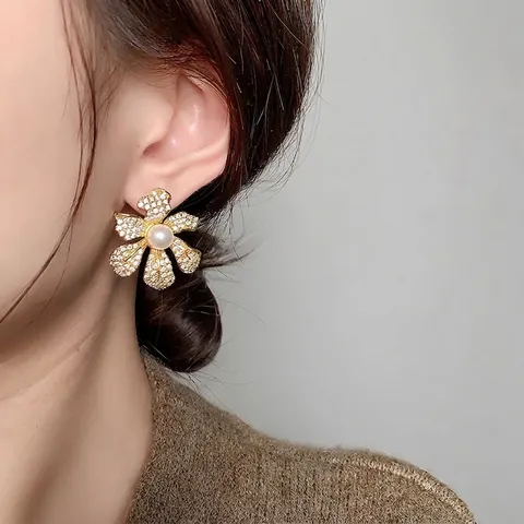 Orecchini A Lobo A Fiore In Rame Placcato Oro 18K Stile Francese Con Zircone Perla Artificial E Perno In Argento 925