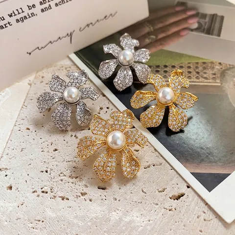 Orecchini A Lobo A Fiore In Rame Placcato Oro 18K Stile Francese Con Zircone Perla Artificial E Perno In Argento 925