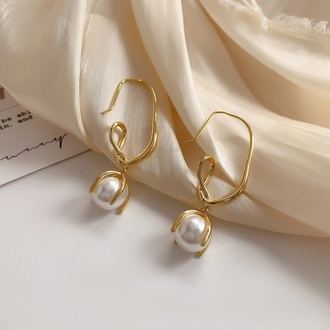 Elegante Knoten Künstliche Perlen Ohrhaken Kupfer 24K Vergoldet Geometrische Twist Dangle Ohrringe Für Frauen Nischen Design Luxus Stil