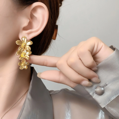 Elegante Blumen-Ohrhänger Gebürstete Blütenblätter 18K Vergoldetes Kupfer Mit 925 Sterlingsilber-Ohrstecker Schmuck