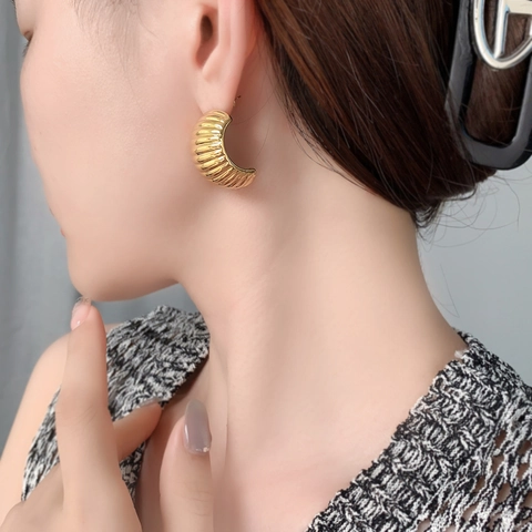 Klobige C-Form Ohrstecker Gerippte Croissant-Textur Echt Vergoldetes Kupfer Geometrischer Statement-Schmuck Für Frauen