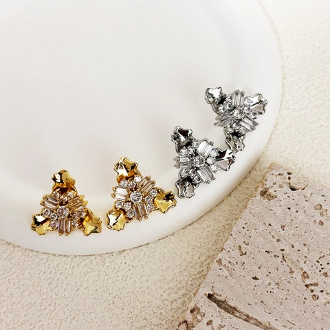 Pendientes De Boton De Flor De Hielo De Circonio Cobre Chapado En Oro De 18K Geometrico Elegante Joyeria De Lujo Para Mujeres