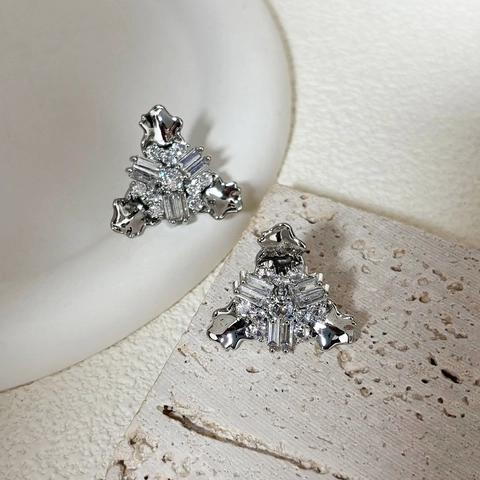 Pendientes De Boton De Flor De Hielo De Circonio Cobre Chapado En Oro De 18K Geometrico Elegante Joyeria De Lujo Para Mujeres