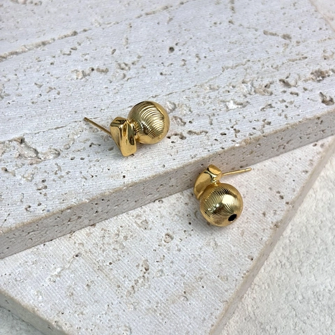 Orecchini A Lobo A Sfera Cava Strutturati In Rame Placcato Oro 18K Con Perno In Argento Sterling 925 Per Donna