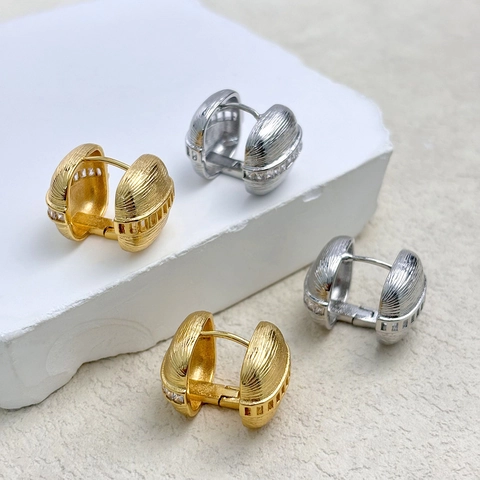 Huggie Oorbellen Koper 18K Verguld Zirkonia Geborstelde Textuur Geometrische Luxe Elegante Sieraden Voor Vrouwen