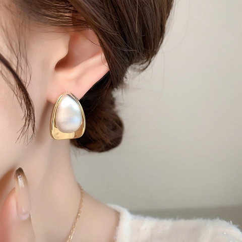 Pendientes De Botón Gota De Agua Cobre Chapado En Oro De 18K Textura Cepillada Perla Artificial Elegante Diseño Para Mujeres