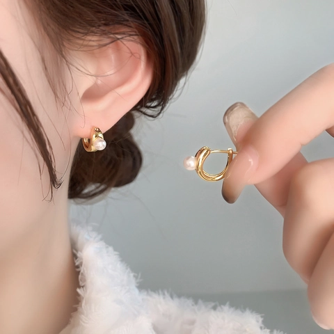 Pendientes De Aro Huggie Minimalistas Para Mujer Cobre Chapado En Oro De 18K Superficie Irregular Con Perla Artificial Blanca