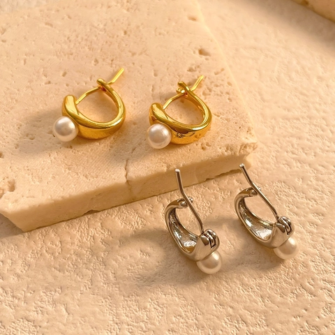 Pendientes De Aro Huggie Minimalistas Para Mujer Cobre Chapado En Oro De 18K Superficie Irregular Con Perla Artificial Blanca
