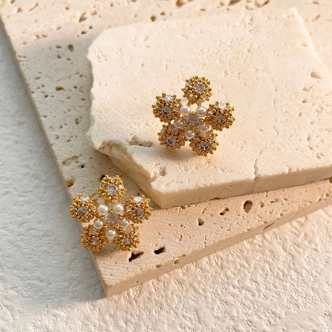 Blumen Ohrstecker Kupfer 18K Vergoldet Zirkon Künstliche Perle Schneeflocke Eleganter Schmuck Für Frauen