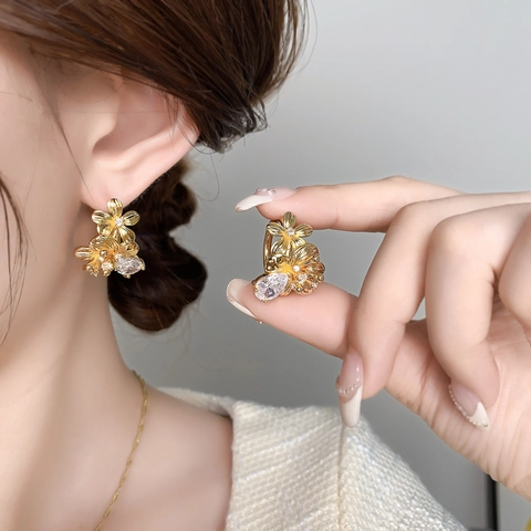 Elegant Flower Hoop Earrings Copper Plated 18K Gold Inlaid With Pear Cut Zircon Floral Jewelry For Women