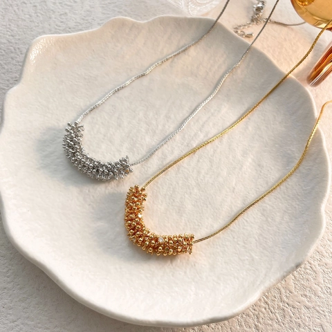 Halskette Mit Gebogenem Halbmond Anhänger Kupfer Zirkon Metallperlen Minimalistischer Eleganter Schmuck