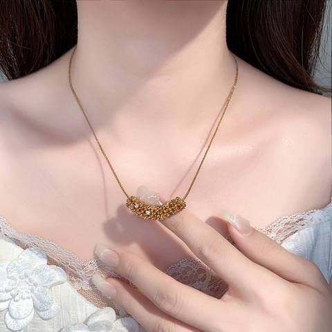 Halskette Mit Gebogenem Halbmond Anhänger Kupfer Zirkon Metallperlen Minimalistischer Eleganter Schmuck