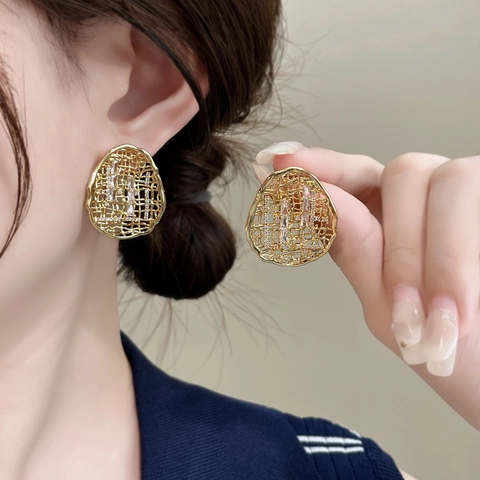 Orecchini A Bottone Ovali Irregolari In Maglia Cava Rame Placcato Oro 18K Zircone Nicchia Lusso Con Perno In Argento