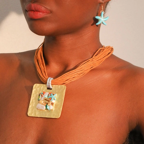 Collier en Cordon Ciré Multibrins Bohême avec Pendentif Carré en Or Martelée Pierre Naturelle Imitation Perle Ensemble de Bijoux Étoile de Mer pour Femme