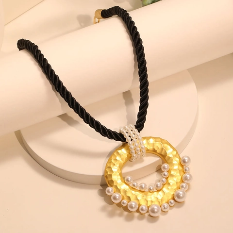 Collana Grande Pendente Rotondo Lega Dorata Martellata Künstliche Perle Sintetiche Catena A Corda Intrecciata Nera Stile Retrò Esagerato