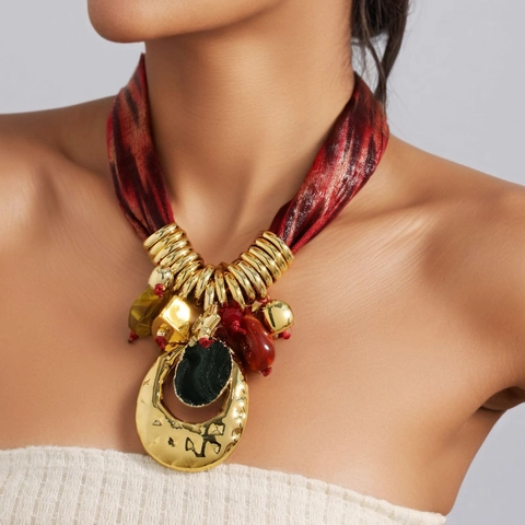 Statement Halskette Mit Satinnschal Seil Gehämmertem Gold Legierung Anhänger Harz Perlen Boho Retro Übertriebener Schmuck Für Frauen