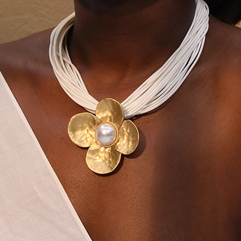 Collana Con Ciondolo Fiore Statement Con Cordino In Cera Multistrato E Imitazione Perla Artificial Lega Gioielli Boho Per Donna
