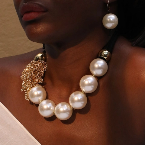 Grote Imitatieparel Ketting Met Gouden Kettingkwastjes En Zwart Polyester Koord Overdreven Statement Sieraden