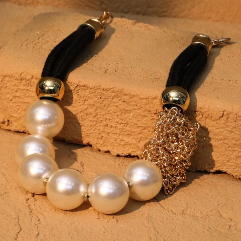 Grote Imitatieparel Ketting Met Gouden Kettingkwastjes En Zwart Polyester Koord Overdreven Statement Sieraden