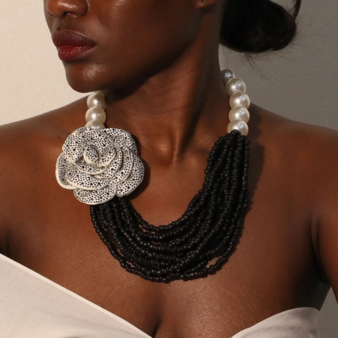 Mehrlagige Imitat Künstliche Perle Blume Anhänger Halskette Elegante Statement Schmuck Für Frauen Kontrast Schwarz Und Weiß