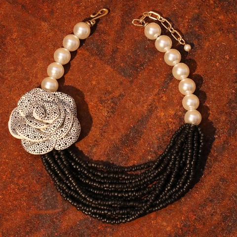 Mehrlagige Imitat Künstliche Perle Blume Anhänger Halskette Elegante Statement Schmuck Für Frauen Kontrast Schwarz Und Weiß