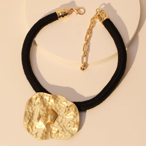 Bohemian Hammerschlag Unregelmäßige Legierung Anhänger Halskette Mehrsträngiges Polyester Wachsseil Übertriebener Künstlerischer Schmuck Für Damen