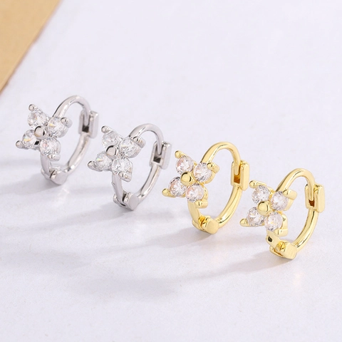 Elegante Creolen Aus Kupfer Mit Funkelndem Zirkon Im Vierblättrigen Blumendesign Vielseitiger Damen Schmuck Im Schicken Stil