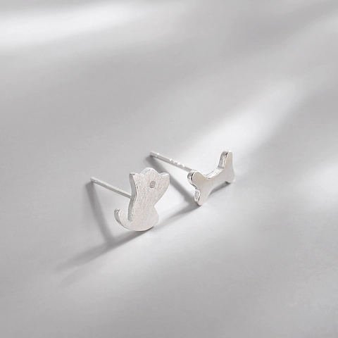 Asymmetrische Ohrstecker Katzen Silhouette Und Knochenform Gebürstetes Metall Kupfer Mit Silbernem Ohrstecker Niedlich