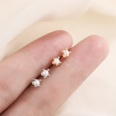 Elégantes Mini Boucles d'Oreilles Künstliche Perles Rétro Base Cuivre Sertissage Couronne Griffes Rond Blanc Bijoux Femmes