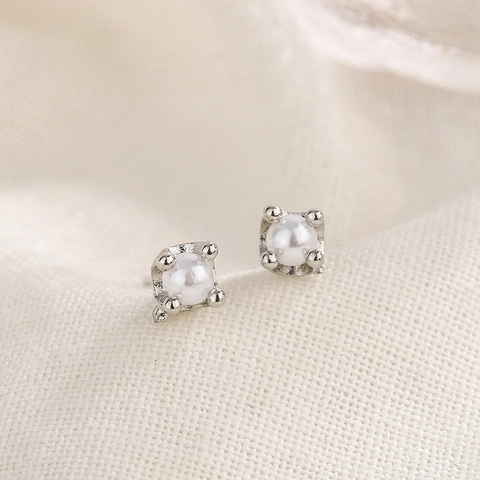 Elégantes Mini Boucles d'Oreilles Künstliche Perles Rétro Base Cuivre Sertissage Couronne Griffes Rond Blanc Bijoux Femmes