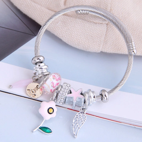 Silberner Charm-Armreif Aus Legierung Und Stahldraht Mit Blumen- Stern- Und Flügelanhängern Und Strasssteinen Für Damen