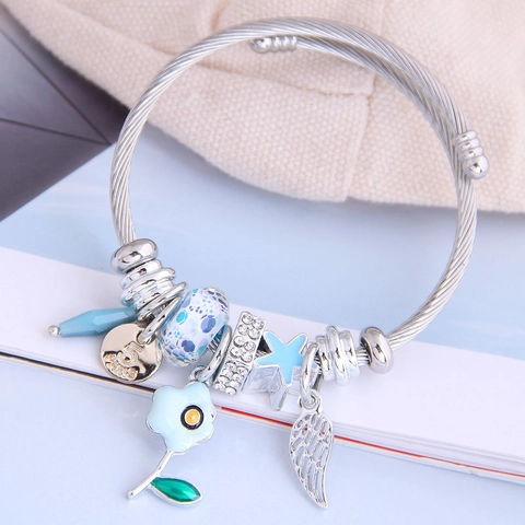 Silberner Charm-Armreif Aus Legierung Und Stahldraht Mit Blumen- Stern- Und Flügelanhängern Und Strasssteinen Für Damen