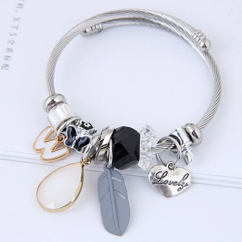 Edelstahl Armreif Mit Anhängern Für Damen Mit Herz Feder Schmetterling Und Kristallperlen Legierung Schmuck Süßer Stil