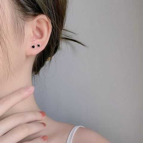 Zwarte Hart Klaver Geometrische Oorknopjes Koper Emaille Schroefsluiting Minimalistische Sieraden Voor Dames